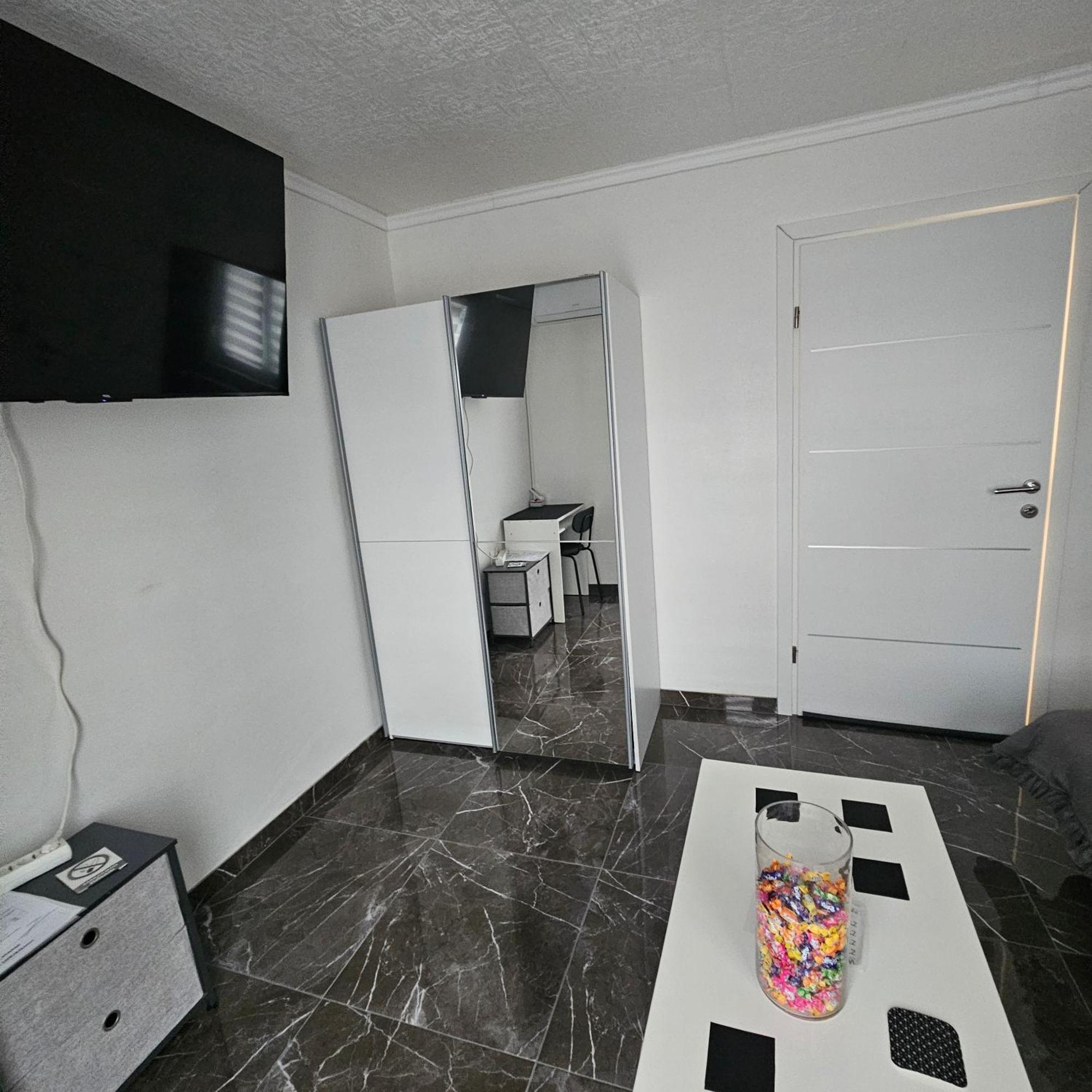 Ena1 & Ena2 -Big Free Parking Apartment Карловац Екстериор снимка