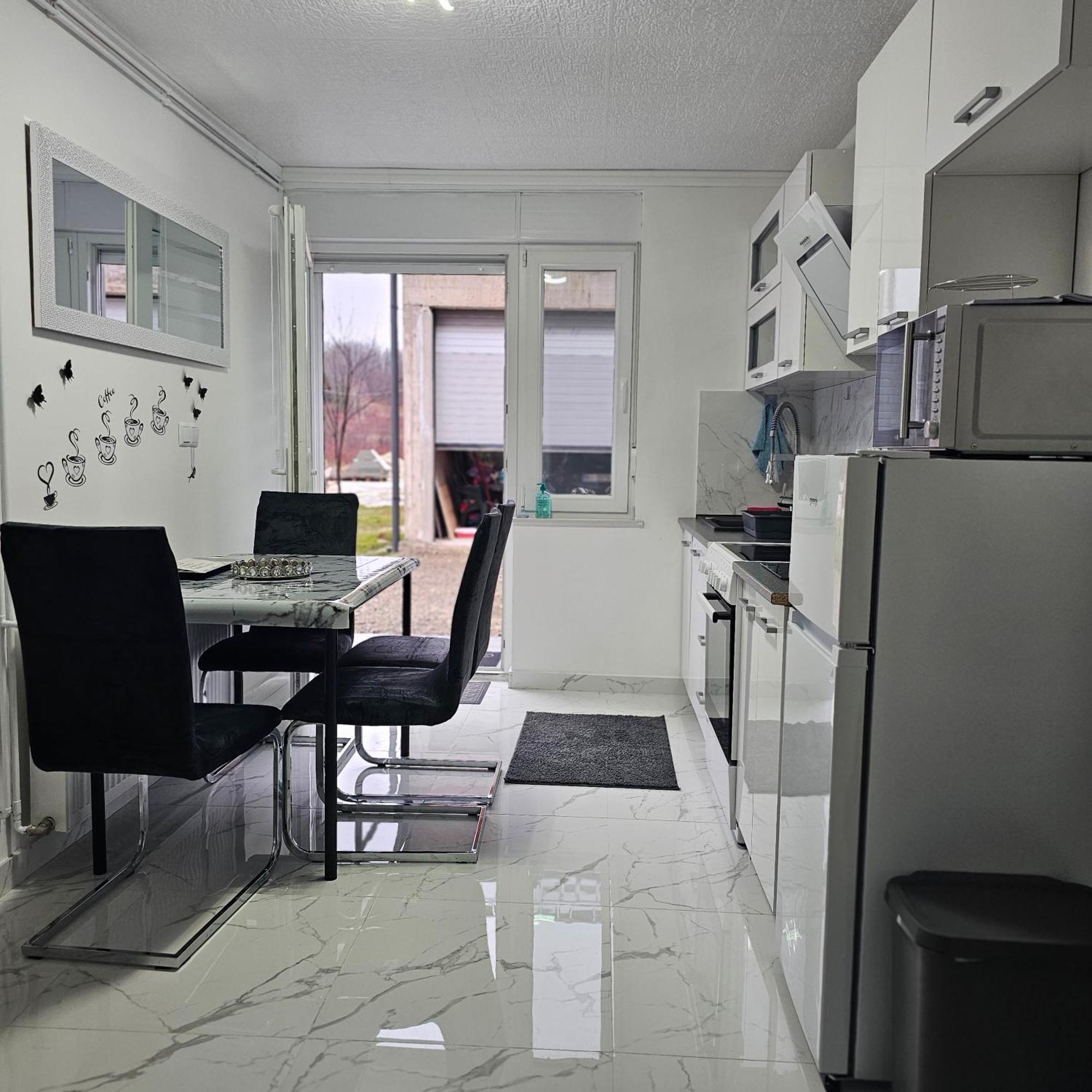 Ena1 & Ena2 -Big Free Parking Apartment Карловац Екстериор снимка
